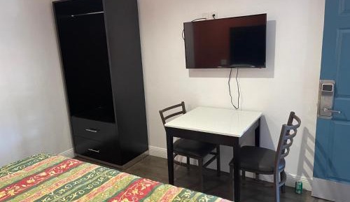 King Room with Roll-in Shower - Disability Access - Non-Smoking