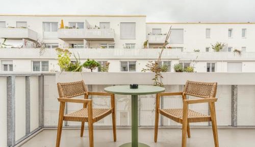 Suite L with balcony and courtyard view