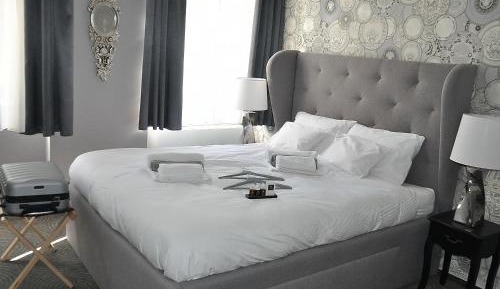 Deluxe Queen Room