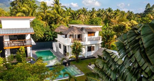 Apartment with Pool View 