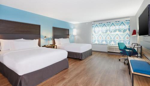 Queen Room with Two Queen Beds and Roll-In Shower - Mobility Access