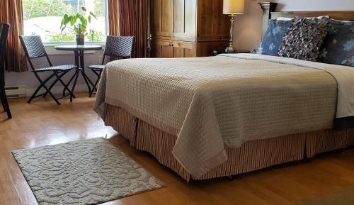 Queen Room with Kitchenette