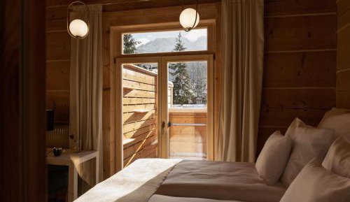 Deluxe Double Room with Balcony and Mountain View