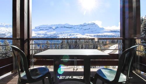 Apartment with Mountain View