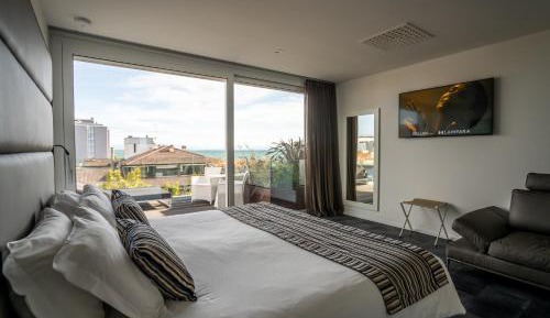 Deluxe Suite with Beach Access