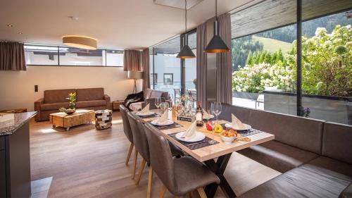 Deluxe Three-Bedroom Apartment With Large Terrace