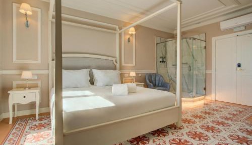 Superior Suite with Square and River View