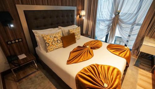 Deluxe Suite with Side sea view 