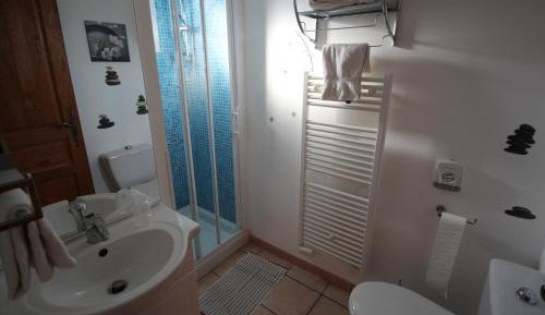 One-Bedroom Apartment (1-4 Adults) with Balcony with hotel services 