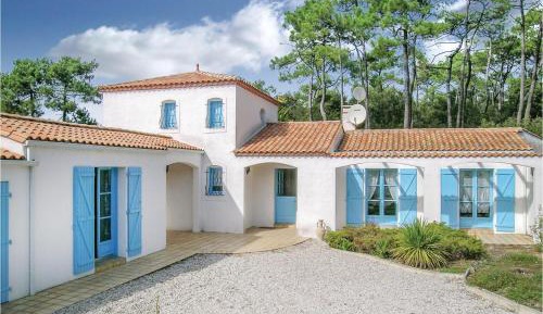 Three-Bedroom Holiday Home 