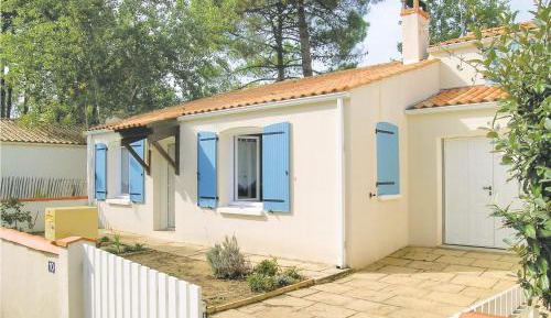 Three-Bedroom Holiday Home 