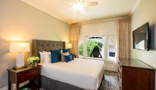 Deluxe Queen Room