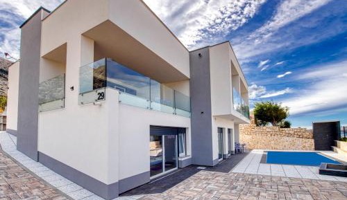 Villa with Pool and Sea View