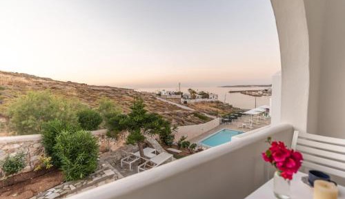 Apartment with Pool and Sea View