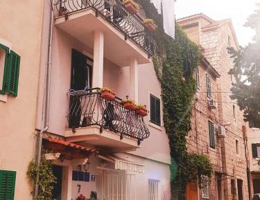 One-Bedroom Apartment with Balcony