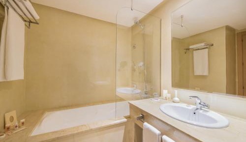 Premium Queen Room City View