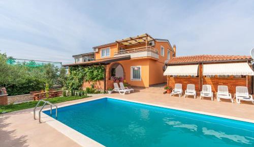 Apartment with Pool View 