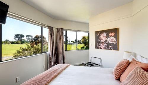 Deluxe One Bedroom Unit