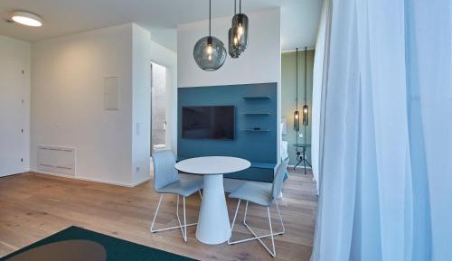 Penthouse Apartment with Lake Sideview - E7B