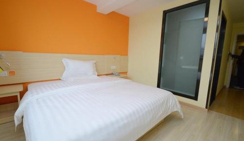 Comfortable Queen Room