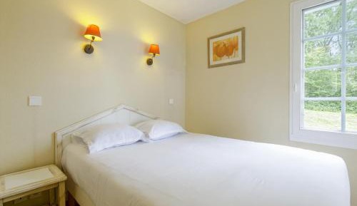 Two-Bedroom Apartment with Sleeping Alcove and Terrace or Balcony (8 People)