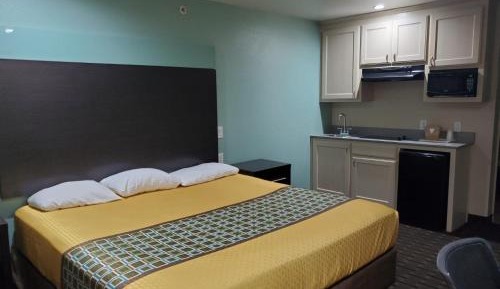 King Bed with Kitchenette - Smoking