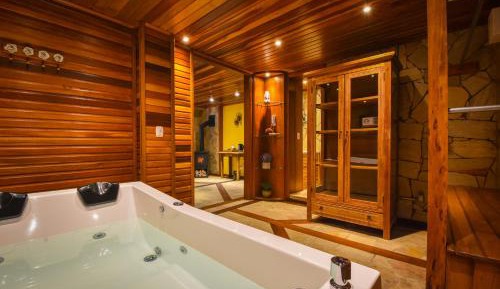 Queen Suite with Spa Bath
