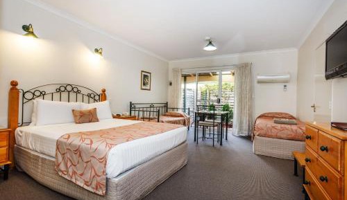Deluxe Queen Room with Kitchenette