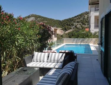 Apartment with Pool View 