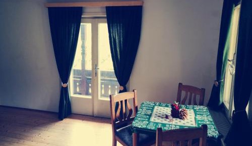 Apartment with Mountain View