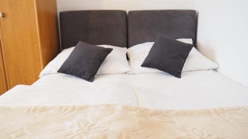 Basic Triple Room with Shared Bathroom