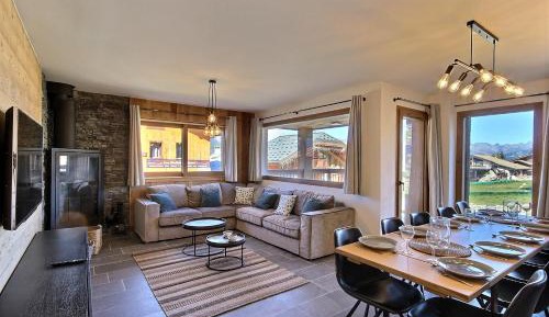 Four-Bedroom Apartment with Balcony 