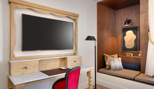 Guest room, 1 King, City view