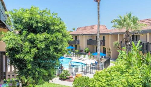 Apartment with Pool View 