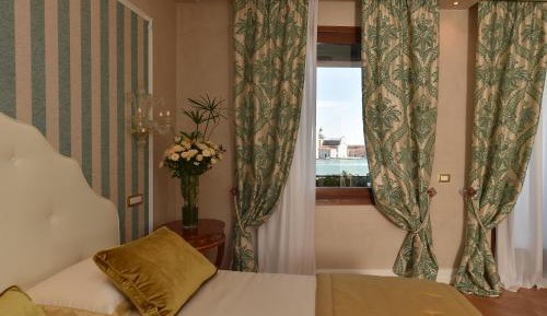 Junior Suite with Lagoon View