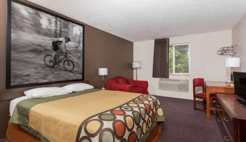 Queen Room - Pet Friendly/Non-Smoking