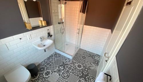 Apartment with Shower