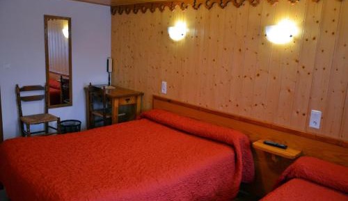 Triple Room (1 double bed and 1 single bed)
