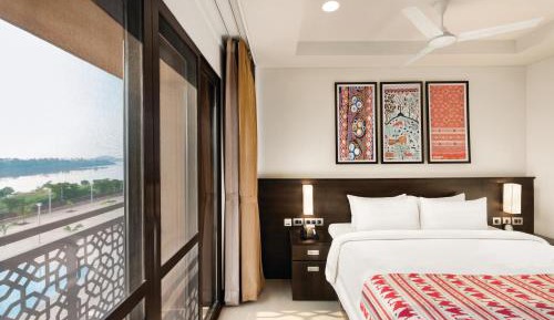 1 King Bed, Superior Room, River View, Non-Smoking