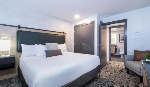 Deluxe One Bedroom King Suite with Kitchen