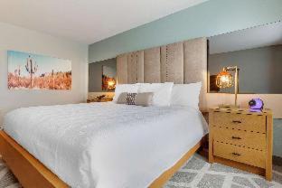 King Room with Roll-in Shower - Mobility Access/Non-Smoking