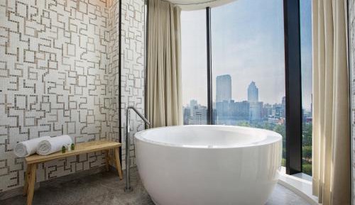 1 King Bed One-Bedroom Suite Dining Park View