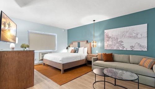 Jimmy Bs Patio Room with King Bed 