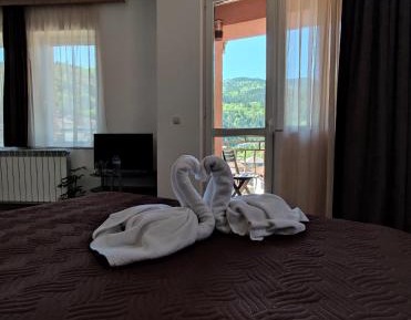 Deluxe Double Room (2 Adults + 1 Child)