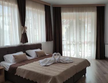 Deluxe Double Room (2 Adults + 1 Child)