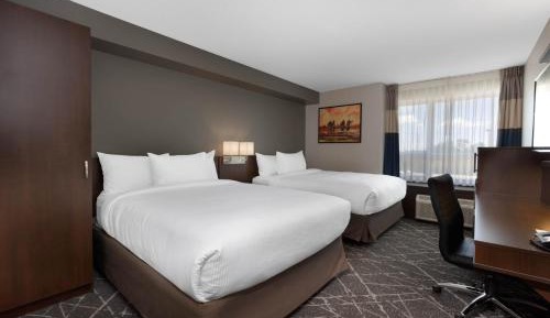 Queen Room with Two Queen Beds and Shower - Non-Smoking