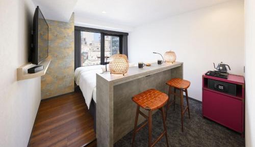 the b Premier Twin Room