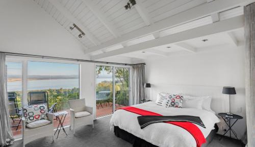Wharewaka - King or Twin Suite
