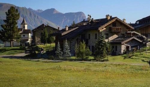 Apartment with Mountain View