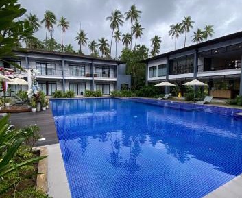Deluxe Queen Room with Pool View